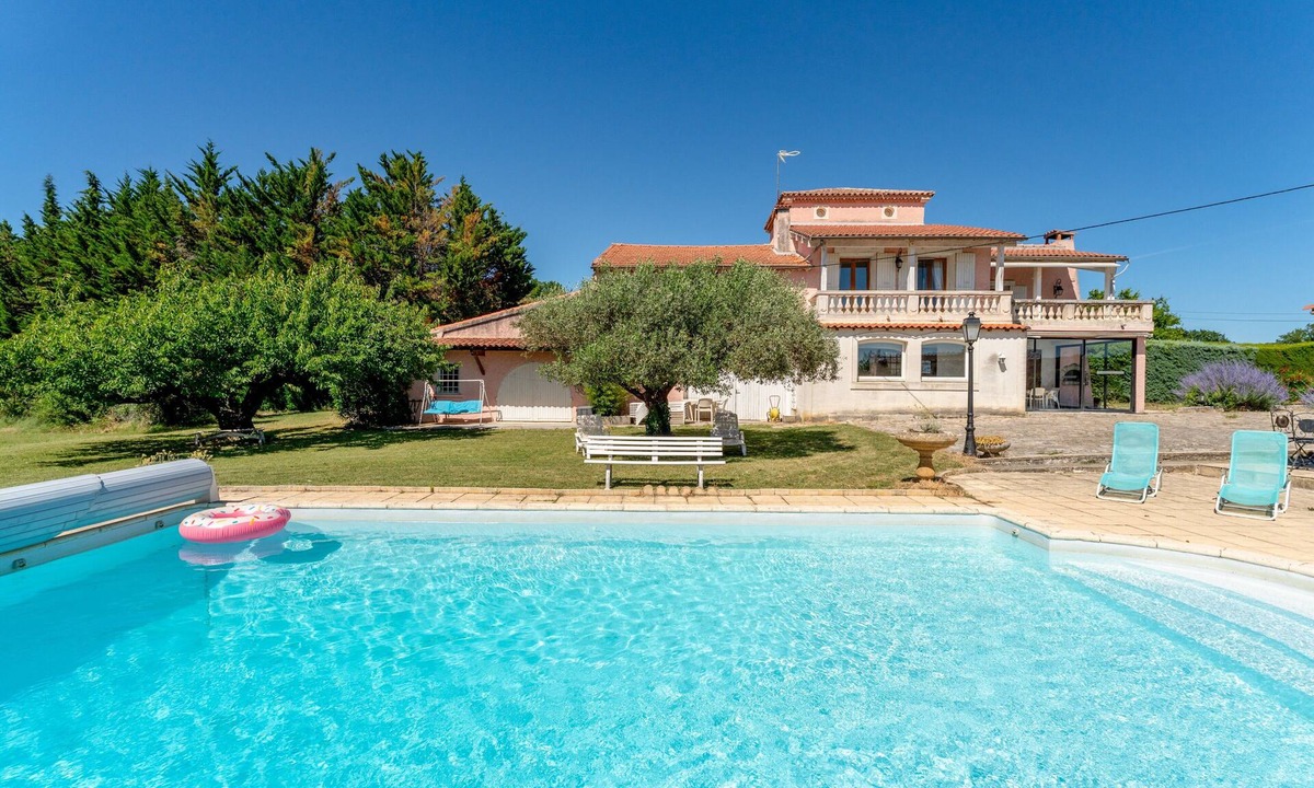 Valreas House | Large House with Private Pool in a Peaceful Setting – Pets Welcome