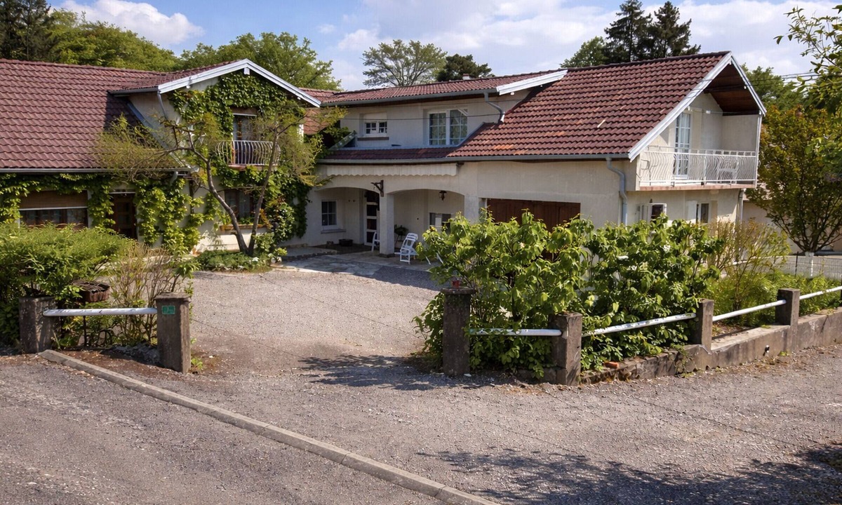 Froideterre Cottage | Large Renovated Family House in Froideterre