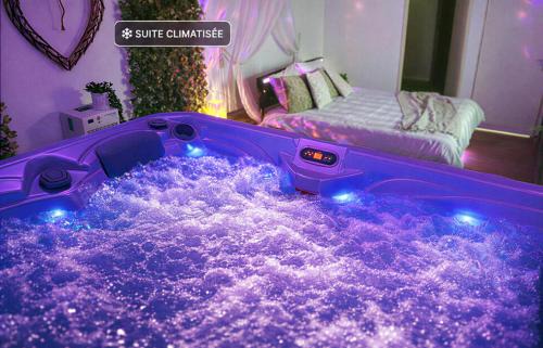 Paroisse Notre-Dame Apartment | Le Bain des VioIettes - Grand jacuzzi privatif