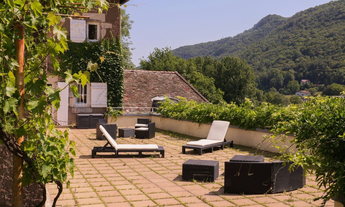 Chalezeule House | Le clos Charmarin, between city center and countryside