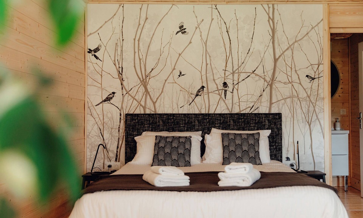 Le Pin Bed & Breakfast | Le Clos des Pies, Triple room "Le Nid", quiet and green in the Jura mountains