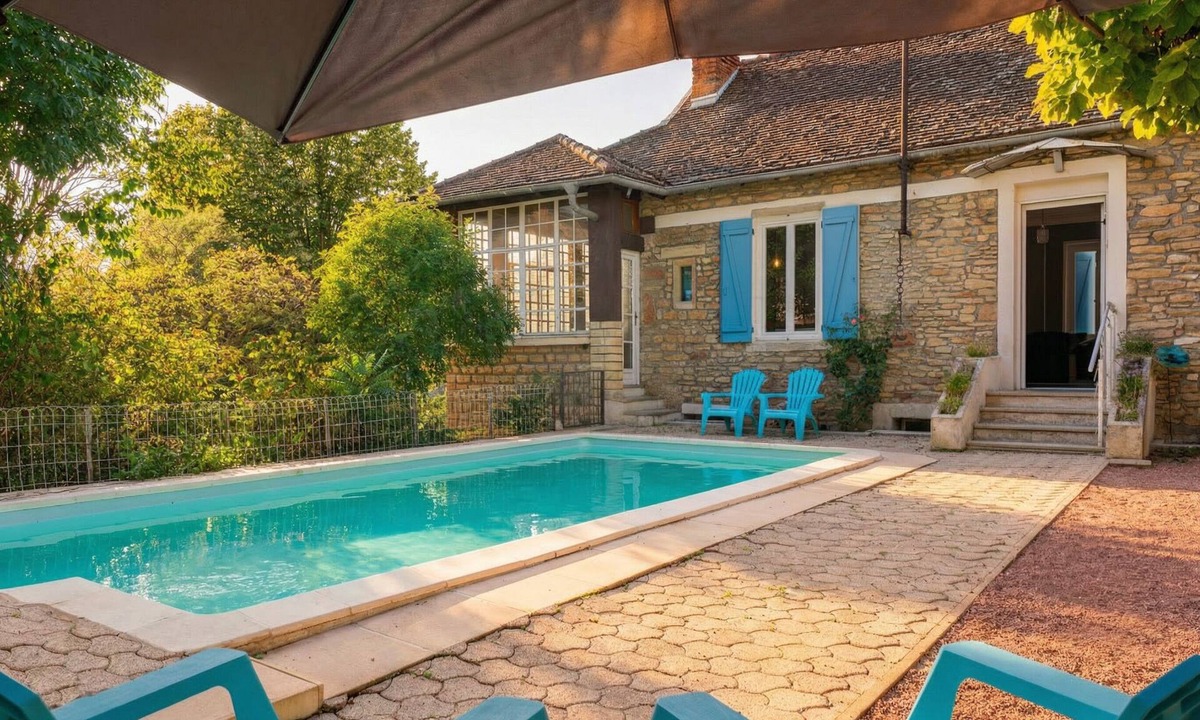 Davaye Villa | Le Clos des Poncétys - a charming vacation rental with a pool nestled among the vineyards of Burgundy
