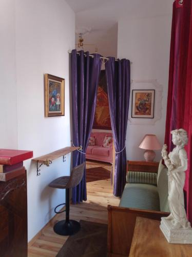 Saint-Vallier Hostel | Le couvent des Capucines - Dortoir vélo Via Rhona - Les petites Féés