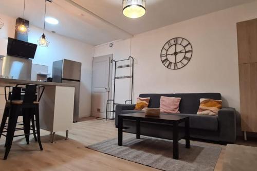 Saint-Jean-Baptiste Apartment | Le Doubs Montjoux Commerces, parkings & local vélos