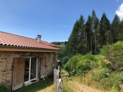 Estivareilles House | Le Four des Garniers La maison en pierres au bout du chemin