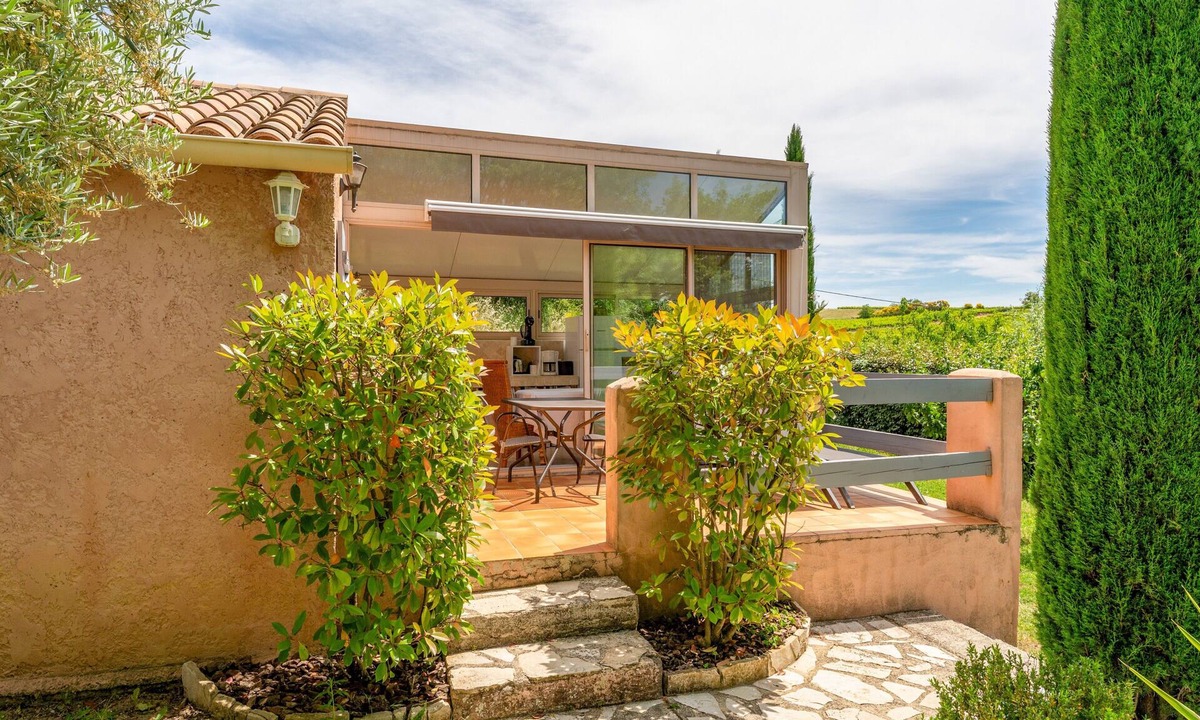 Bedoin Apartment | Le P'tit Chalet: shared pool, shared garden, and Wi-Fi