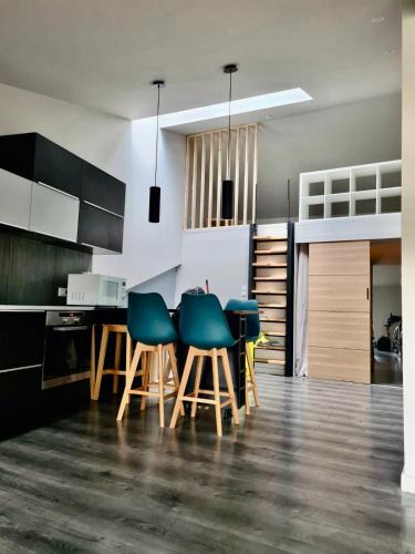 Billom Apartment | Le refuge médiéval - Appartement climatisé perché sous les toits de Billom