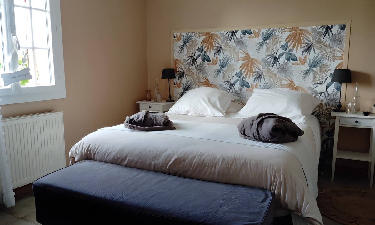Saint-Pourcain-sur-Besbre Bed & Breakfast | Les Chambres D'Anel Guesthouse with Shared Pool, Terrace, and Wi-Fi