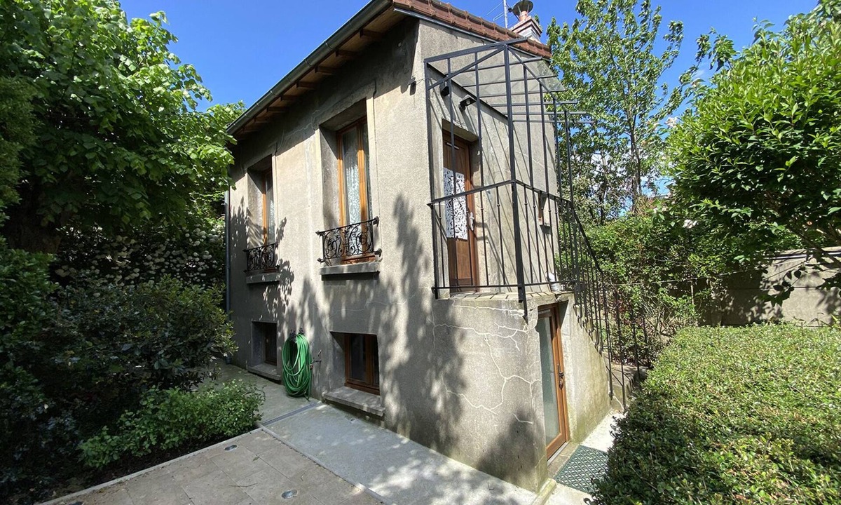 Vitry-sur-Seine House | Little house near Paris & metro. Quiet and nestled in lush greenery.