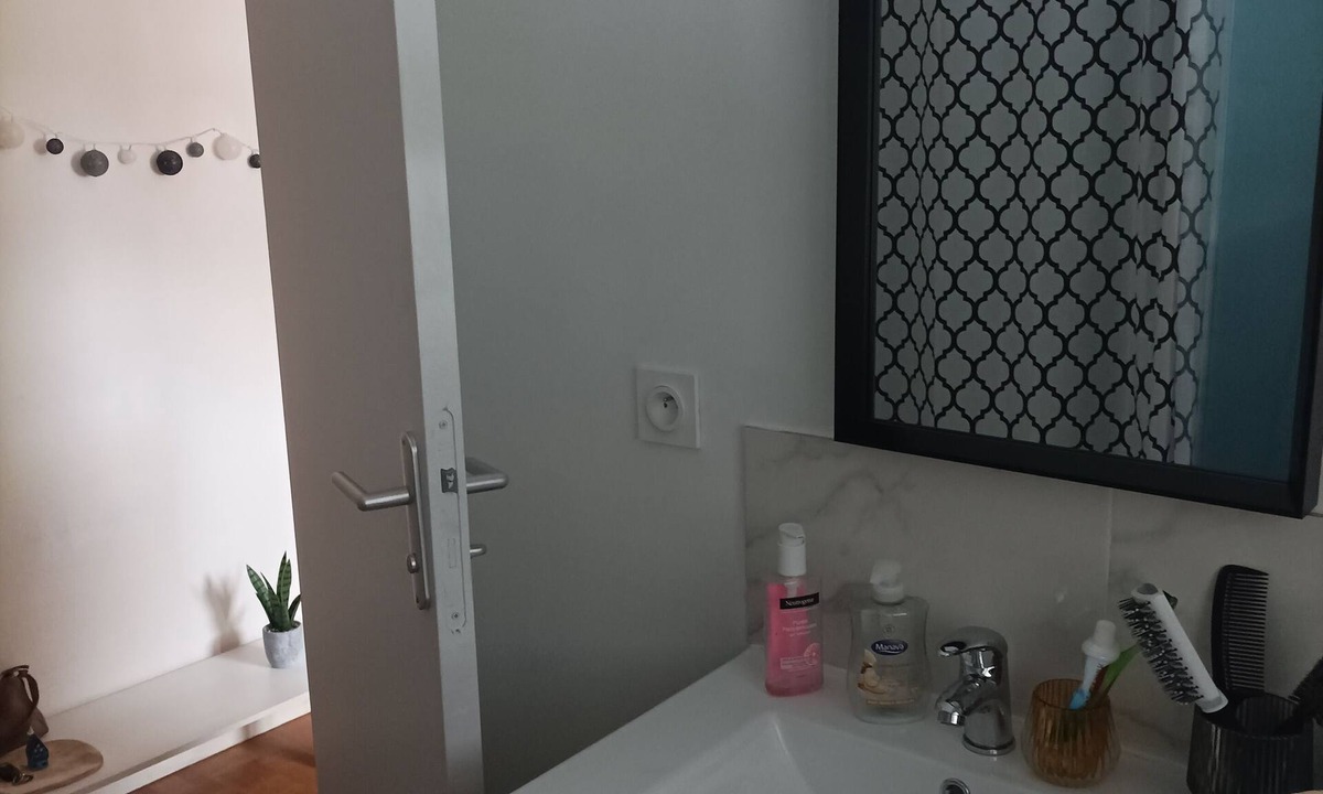 Saint-Jean-Baptiste Apartment | Location Féminine Chambre