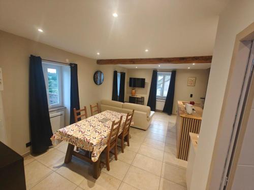 Dracy-le-Fort Apartment | Logement 4 personnes Dracy-Le-Fort