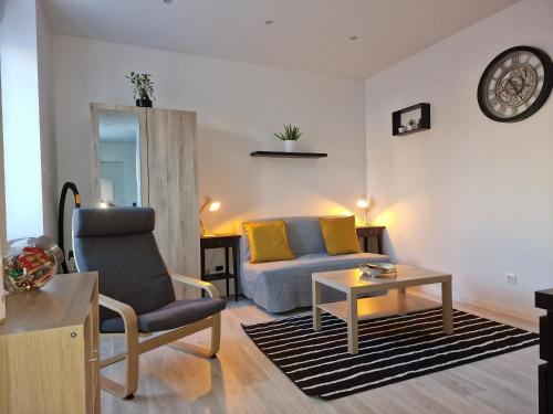 Le Creusot Apartment | Logement Premium - Centre Le Creusot - Parking & Wi-Fi Fibre