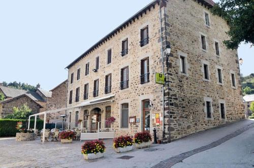 Saint-Poncy Hotel | Logis Hôtel Auberge de l'Allagnonette