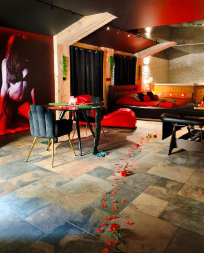Ornans Apartment | Love Room Tentation