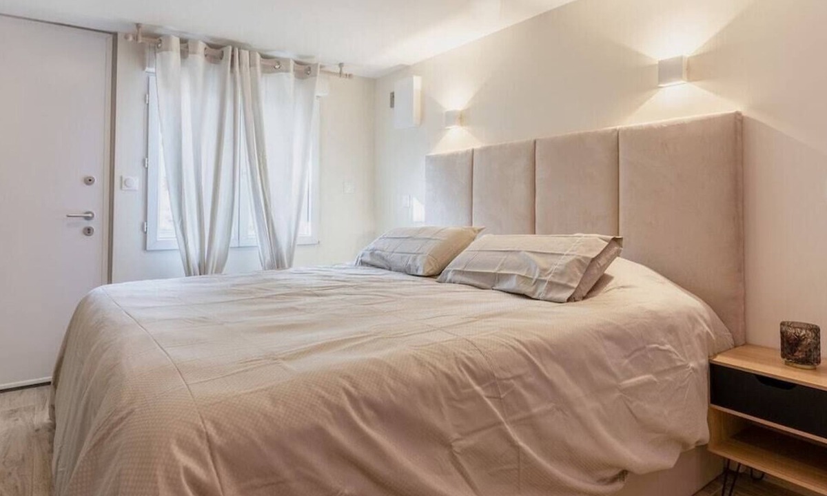 Villeneuve-le-Roi Apartment | Love Room with Jacuzzi, Le Saccard