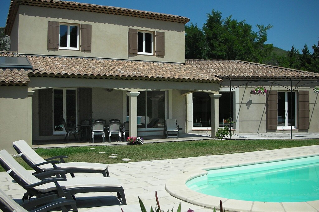 Beaumes-de-Venise Villa | Luxurious Villa in Provence with garden and roofed terrace