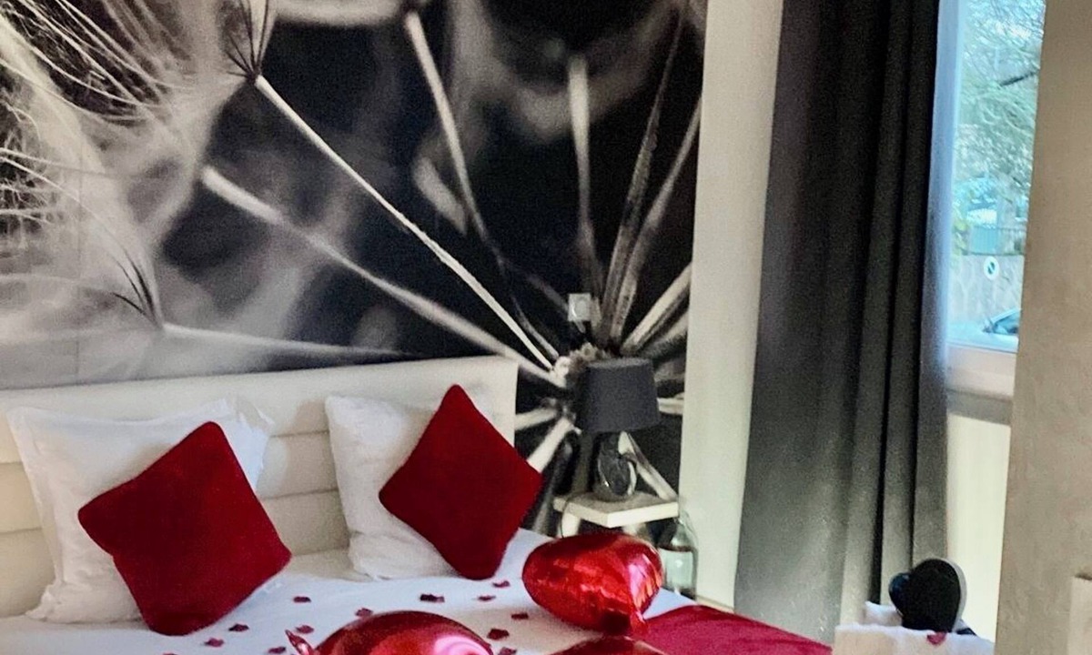 Faubourg-Raines Apartment | Luxury apartment with spa and glamorous bedroom