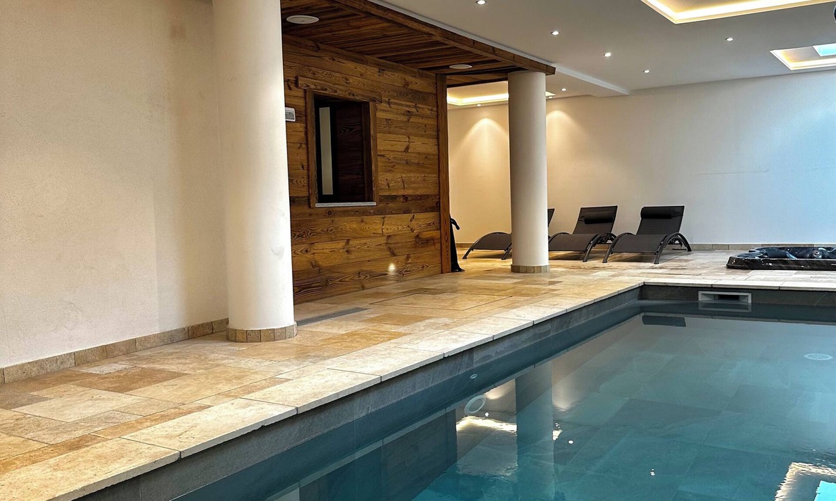 Aigueblanche Ski Chalet | Luxury spa chalet with pool & games room