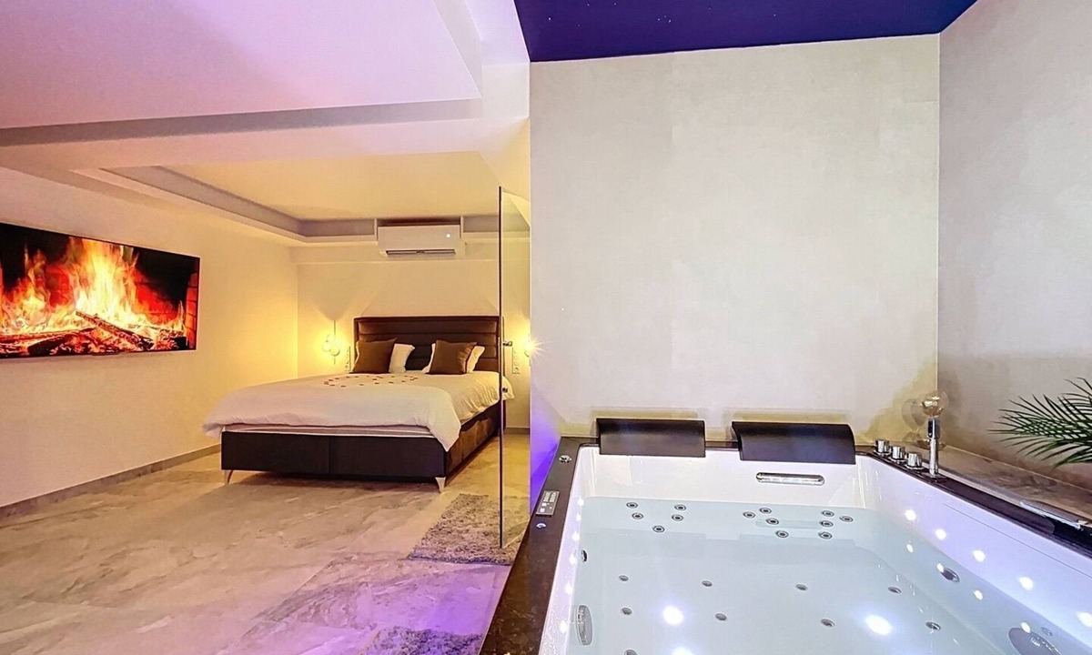 Montbeliard Apartment | Luxury Suite Romantic escape & absolute well-being King size bed Jacuzzi.