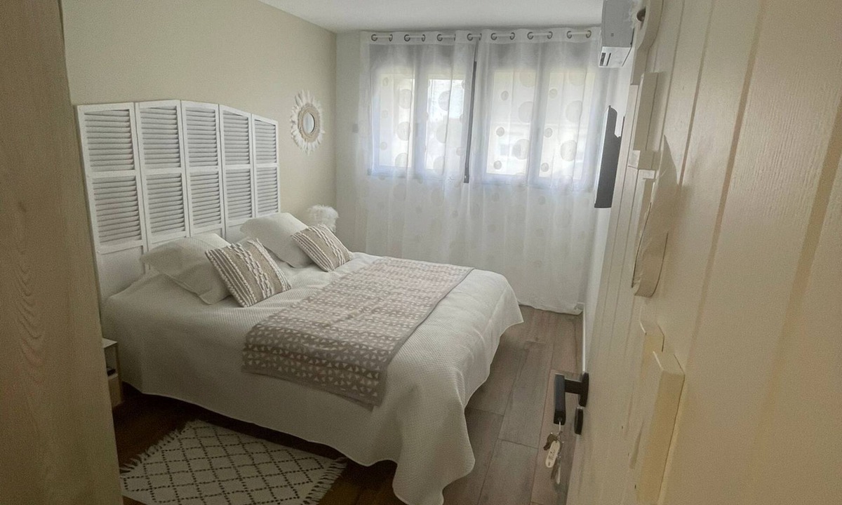 Sainte-Genevieve-des-Bois Bed & Breakfast | Ma Belle Conciergerie - Feathers Room