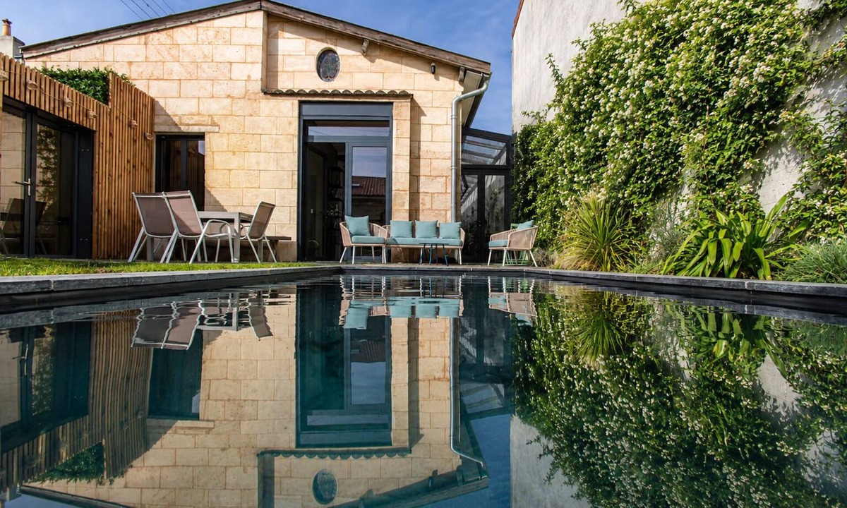 Cauderan House | Magnificent single-storey house with swimming pool not overlooked