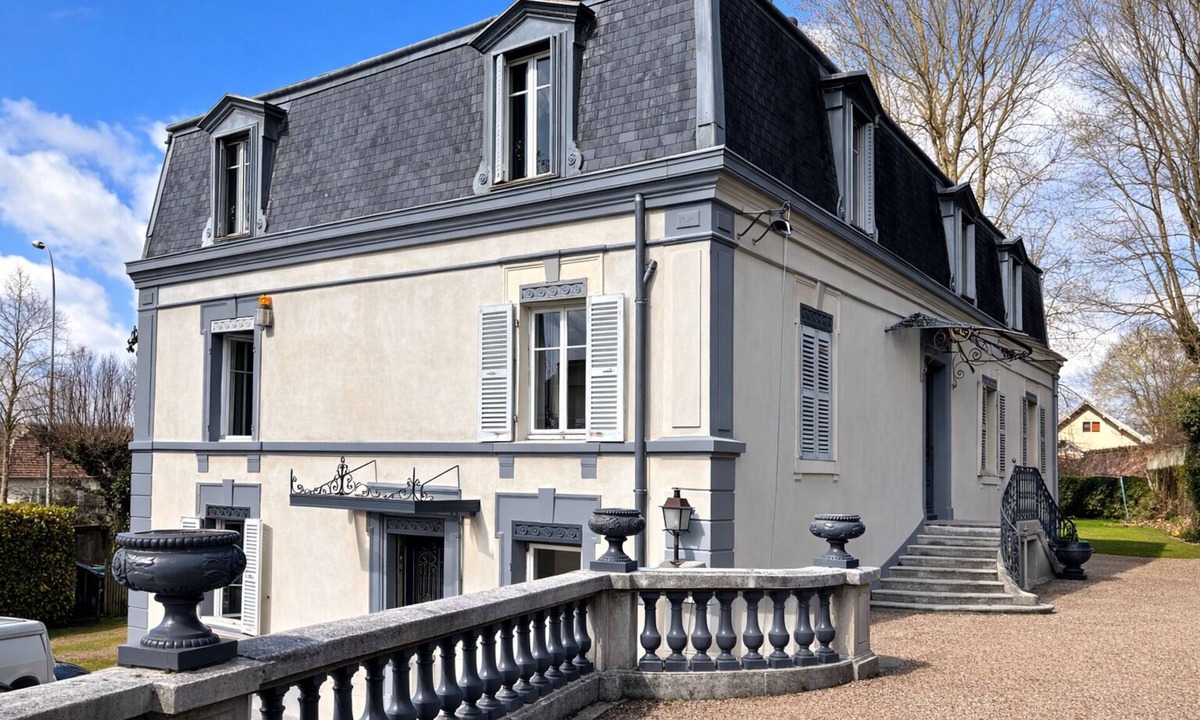 Arc-les-Gray House | Maison de maitre, sleeps 24, billiards, pétanque, table soccer LE CLOS DU SEQUOIA