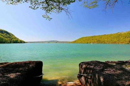 Marigny House | Maison/Gîte familial dans le Jura à 200m du lac avec piscine privée