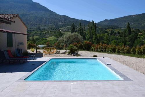 Sias House | Maison spacieuse à La Roche-sur-le-Buis avec piscine privée 150 m²