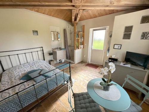 Chateauneuf-du-Rhone Bed & Breakfast | Maisonnette indépendante au calme, grand jardin ombragé dans la plaine agricole