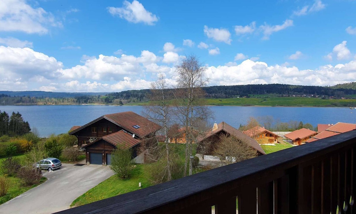 Malbuisson Apartment | MALBUISON- Appartement avec vu sur le lac Saint Point