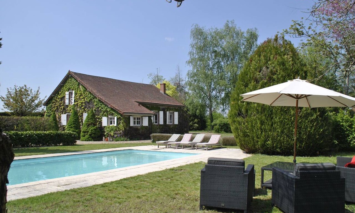 Charrin Villa | Mansion in Charrin by Loire with Pool