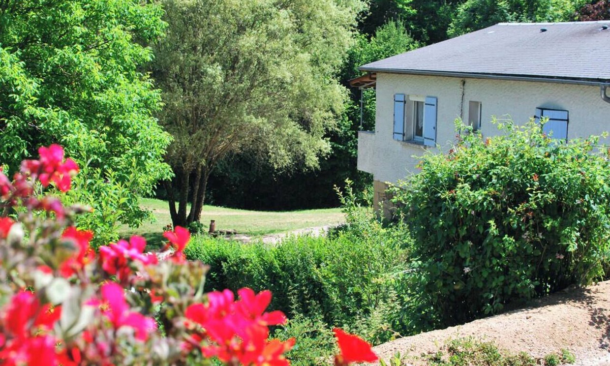 Sainte-Eulalie-d'Olt Cottage | MAS DE BARTHE COTTAGE: IN THE HEART OF THE COUNTRYSIDE BY A STREAM *