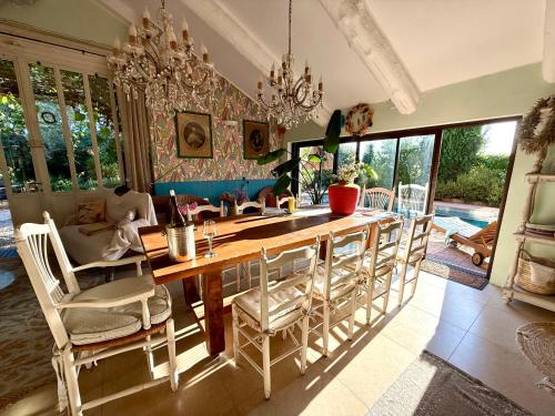 Vacqueyras Bed & Breakfast | Mas L EPICURE- Charming Provence B&B, Apartment, Pool & Vines