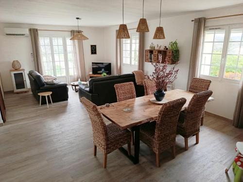 Montbrison-sur-Lez House | Mas provençal climatisé entièrement rénové au calme 8 pers