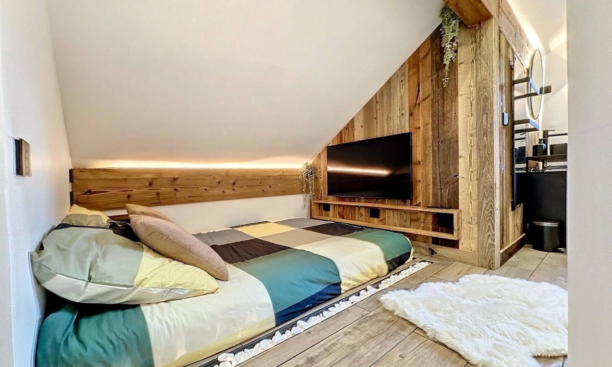 Les Houches Apartment | Modern 2BR Apt Mountain Views & Private Parking