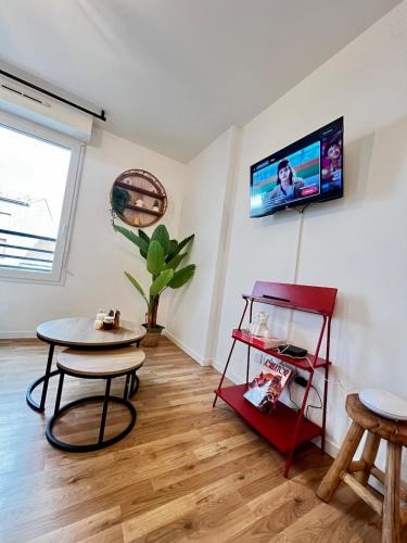 Plateau — Pyramide Apartment | Modern Apartment Near Paris & Orly Pvt Parking