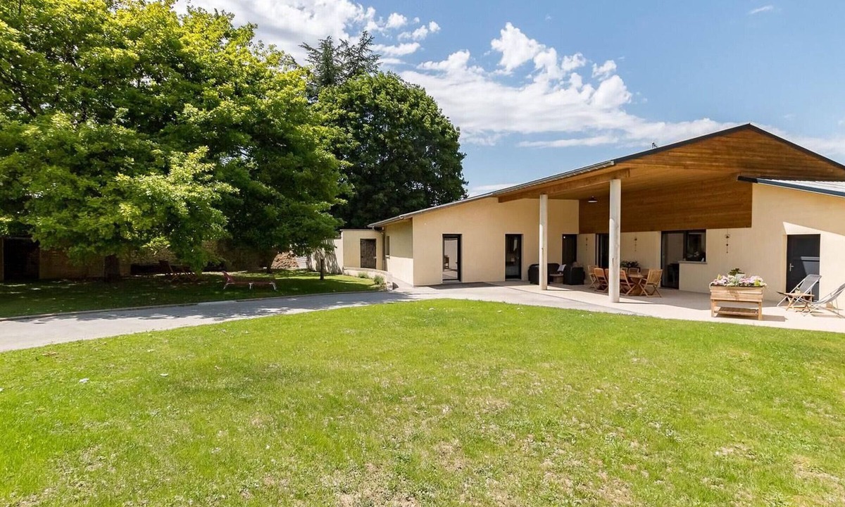 Gy Cottage | Modern house with enclosed garden, 4 bedrooms, near Gy Castle