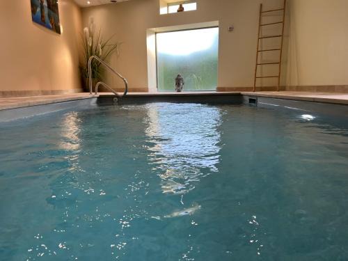 Lournand House | Mon Petit Paradis avec Piscine Intérieure Privative Chauffée et climatisation