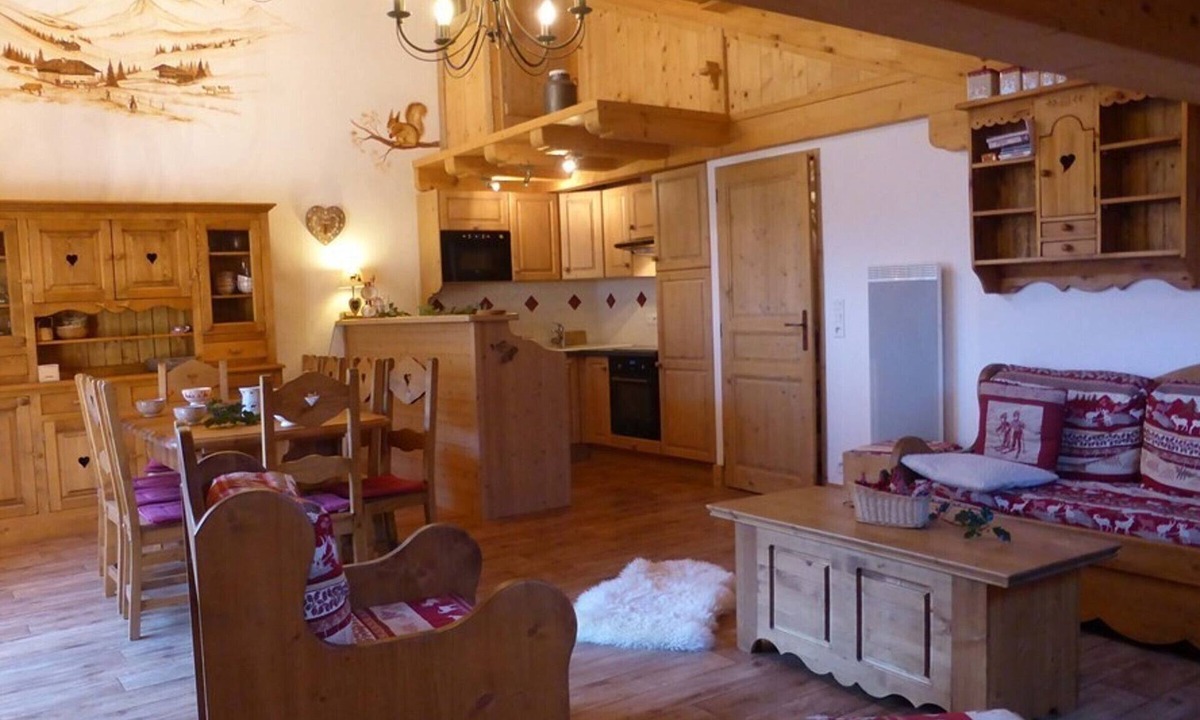 Beaufort Apartment | Mountain-style triplex 12 pers, private box, garage, balcony, close to amenities