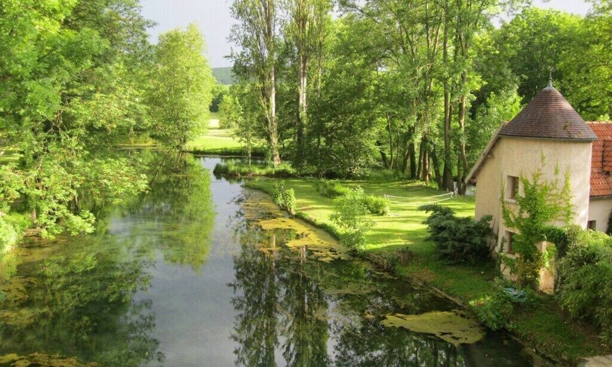 Accolay Cottage | Near Chablis, on the property of a 18C watermill with heated swimming pool