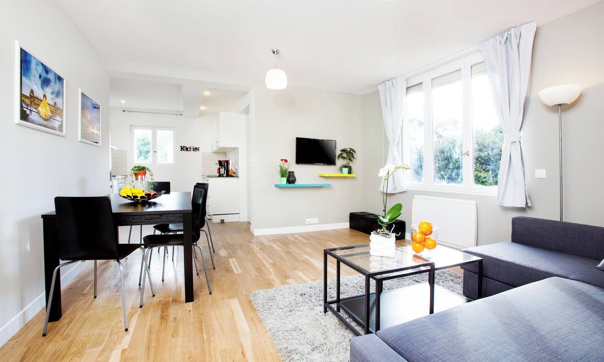Villejuif House | Near Paris - 9 Bedrooms - 5 Baths - Parking - Aircon