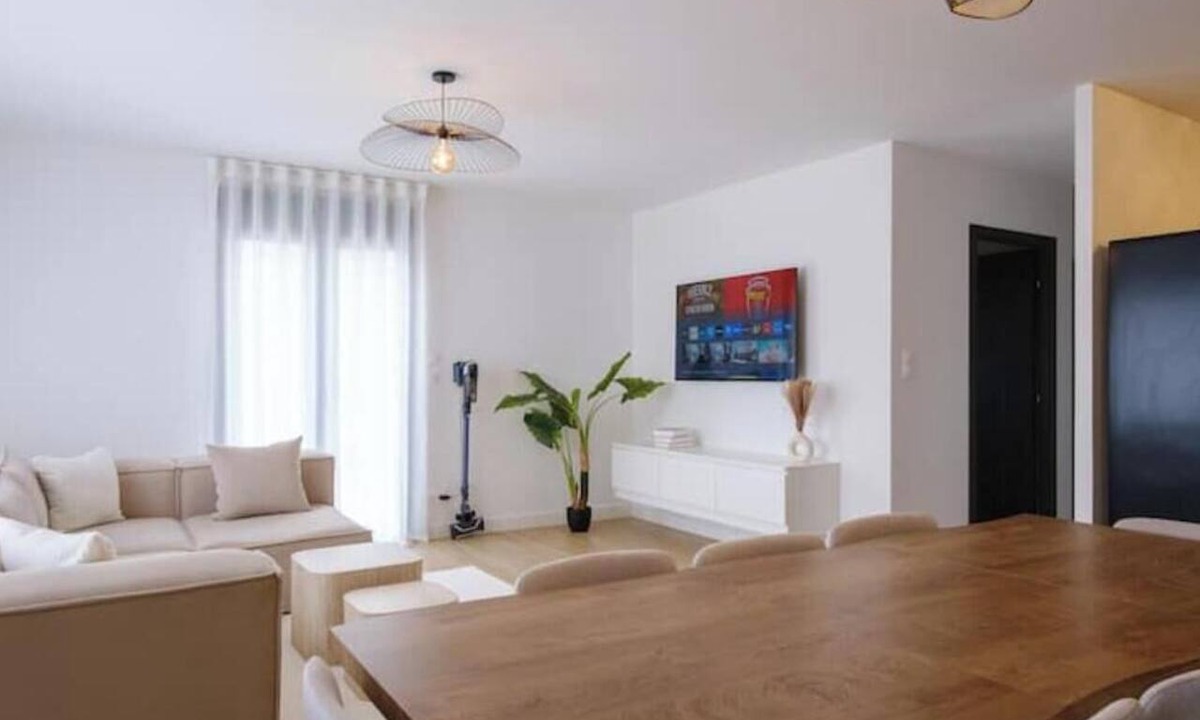 Larnaud House | New Villa (2025) - Peaceful & Comfortable, Sleeps 8, JURA