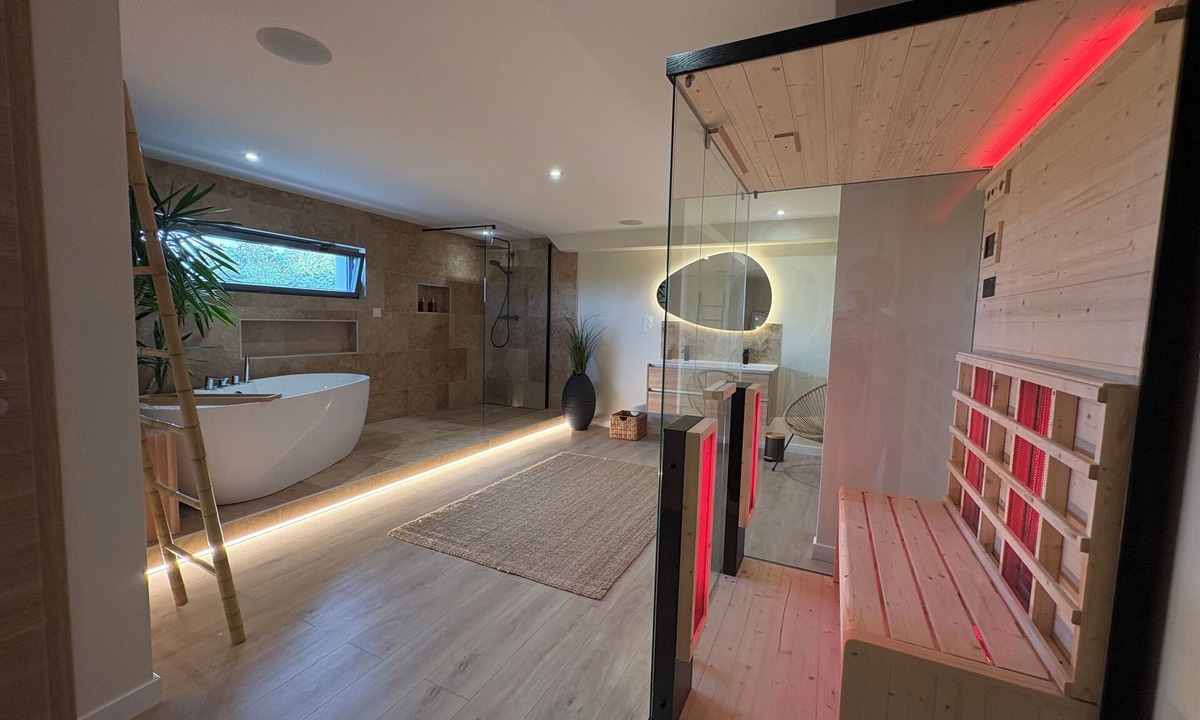 Vaivre-et-Montoille Bed & Breakfast | Nordic Suite with lake view, private sauna, and relaxation bath