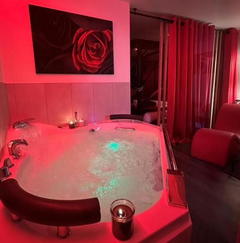 Tournus Apartment | Nuit Défendue - Jacuzzi, sauna & expérience intime avec pièce secrète
