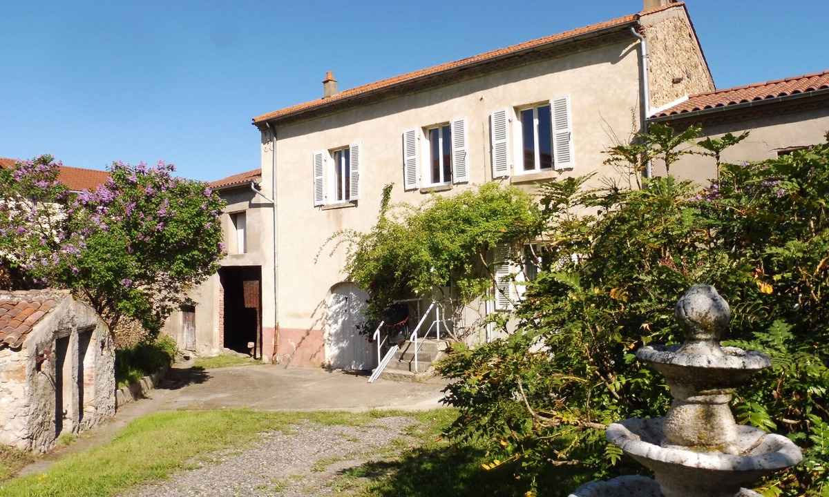 Auzat-la-Combelle House | Old house in Auvergne 10 pers, 4 bedrooms, Large garden, Dogs welcome