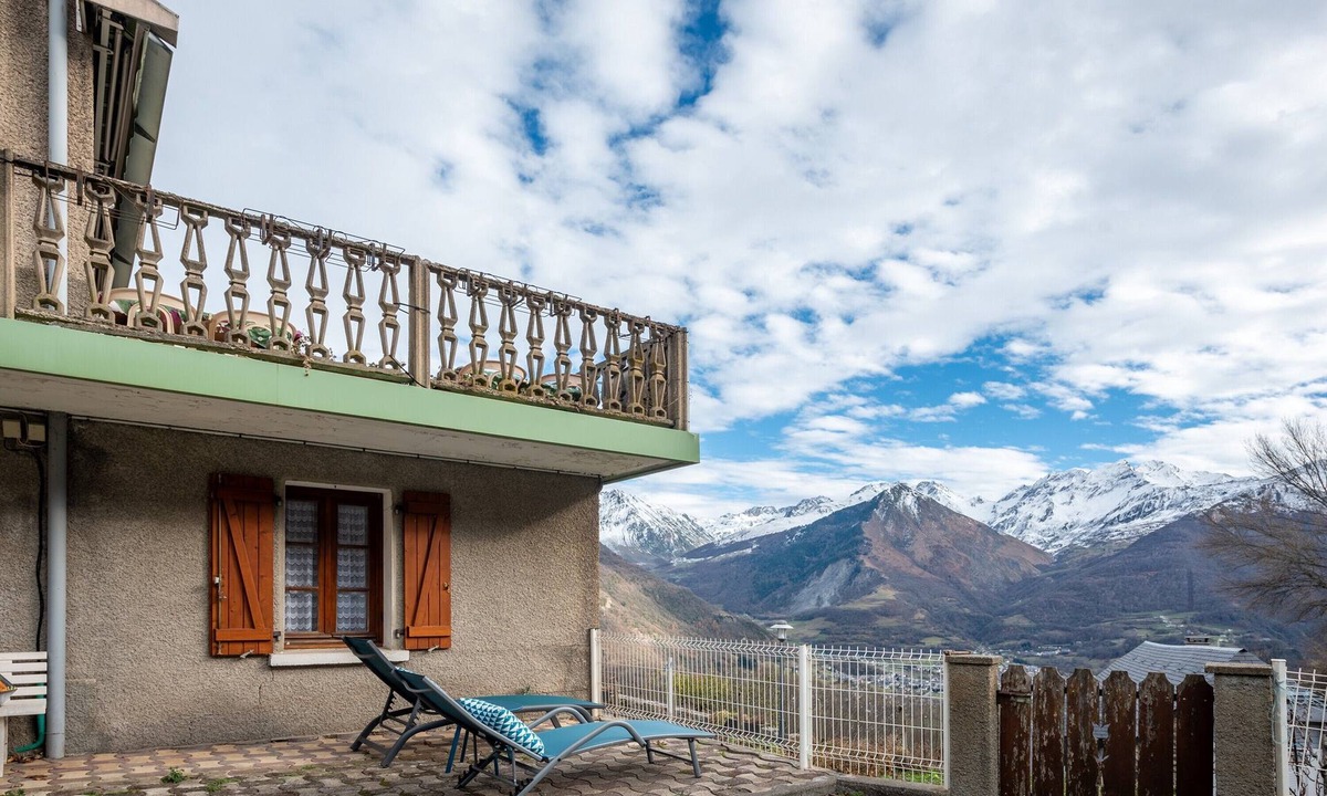 Grust Apartment | Panoramic South-Facing Apartment with Mountain Views