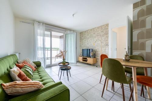 Athis-Mons Apartment | Parisian Terrace - Close to Orly and RER Station C, D