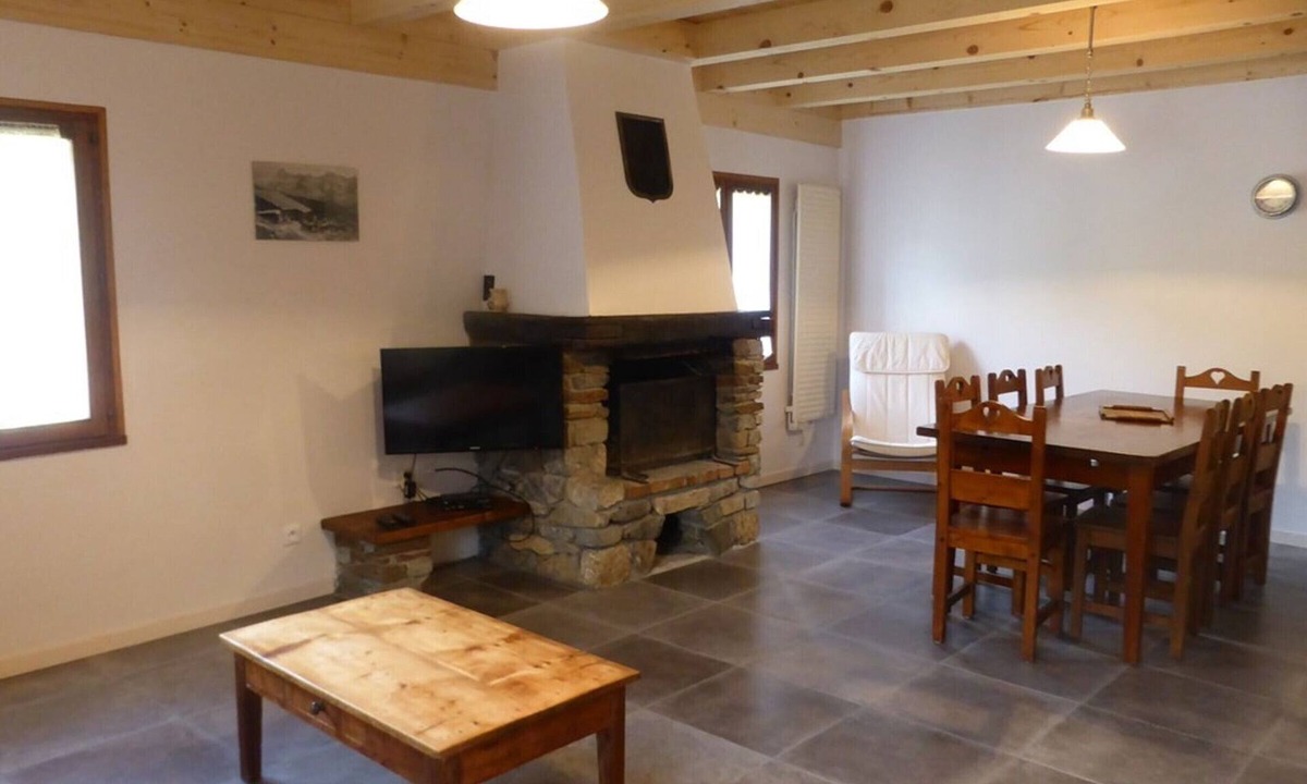 Beaufort Ski Chalet | Peaceful 3-Bedroom Chalet, Sleeps 8, Near Shops & Slopes, WiFi, Pet-Friendly