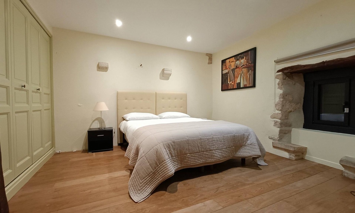 Beaumont-sur-Grosne Apartment | “Pistachio” Room with Shared Pool, Communal Terrace and Wi-Fi