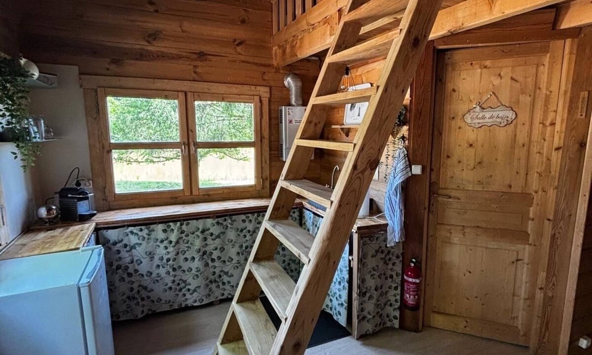 Lachapelle-sous-Chaux Cabin | pond-side cottage